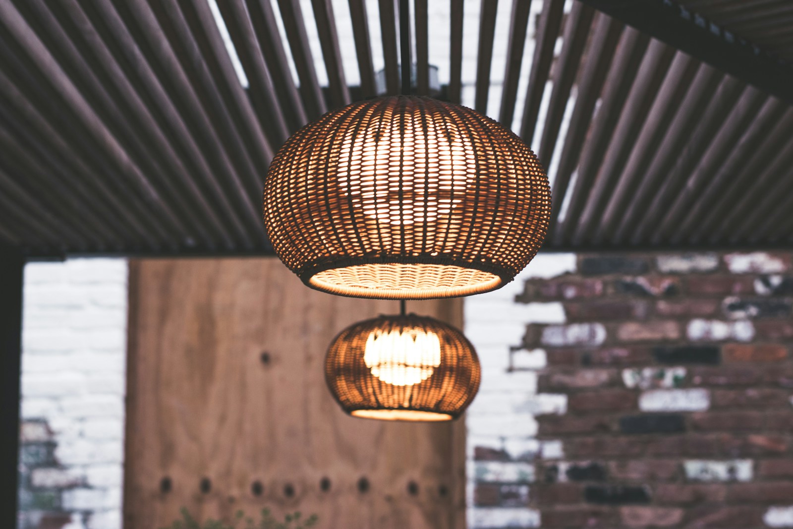 Lees meer over het artikel Verlicht Jouw Huis met Natuurlijke Pracht: Rotan Lampen en Hanglampen in de Spotlight