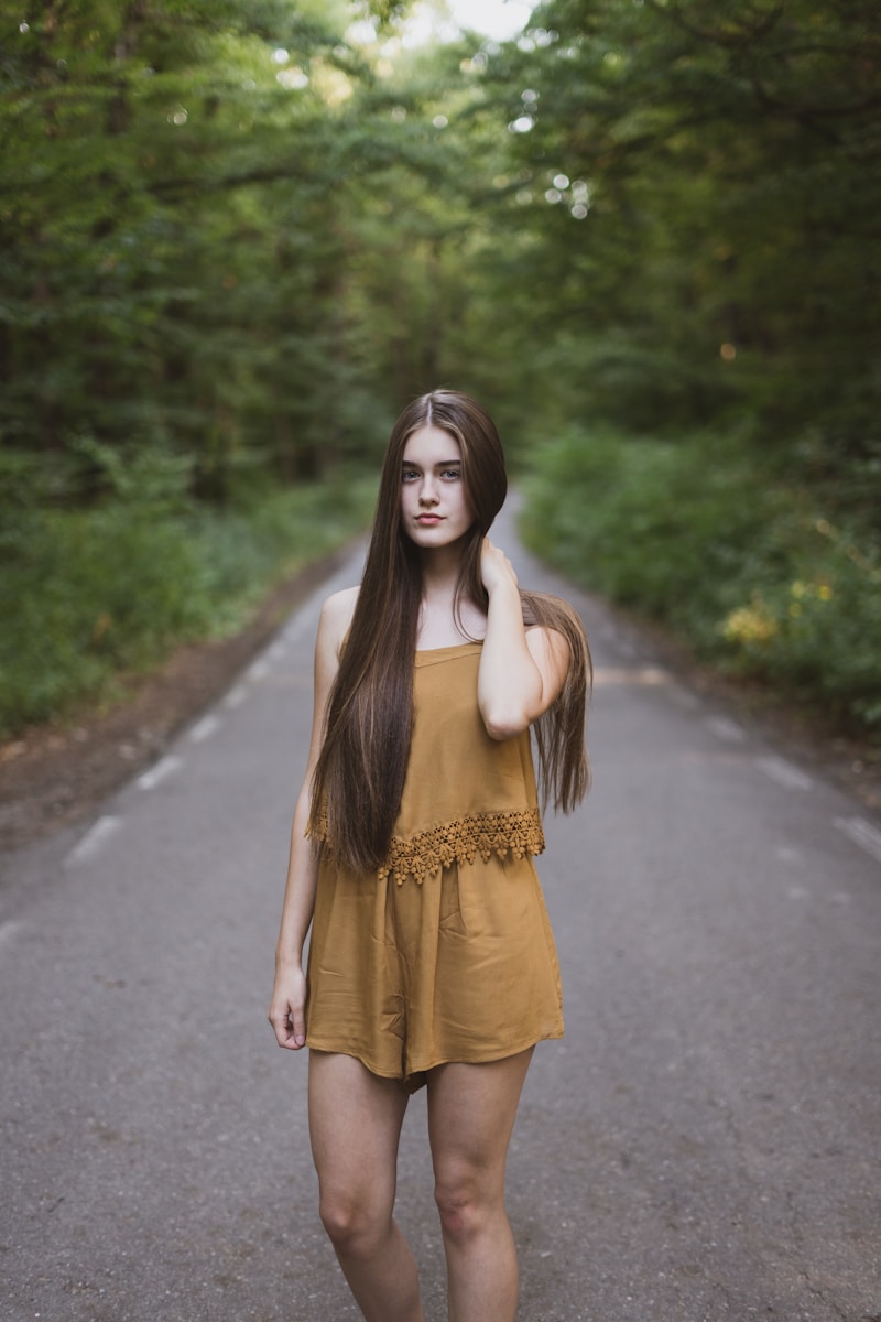 een vrouw die op de weg staat